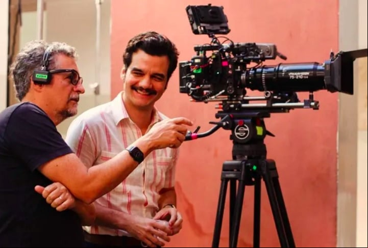 Wagner Moura não compareceu à cerimônia em Cannes porque está filmando um novo longa-metragem em Londres, na Inglaterra. Ele participou do evento por meio de uma ligação de vídeo para Kleber Mendonça durante a premiação.