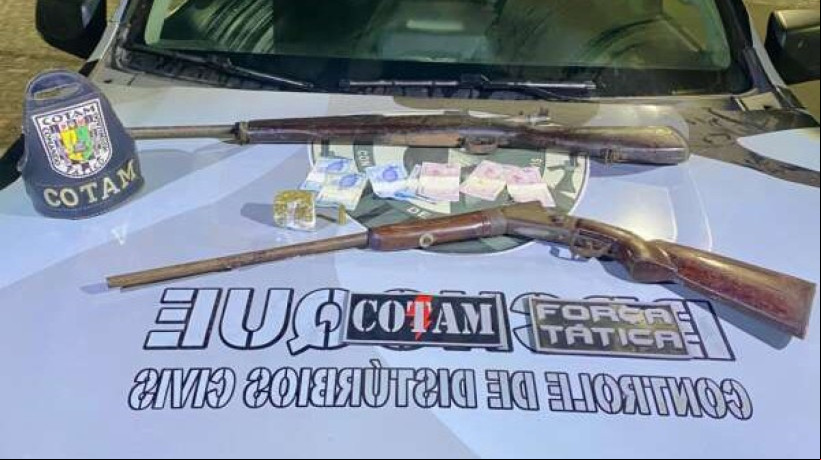 PMCE apreendeu um fuzil calibre 7.62, um rifle calibre .38, 50 gramas de maconha e R$ 23 em espécie