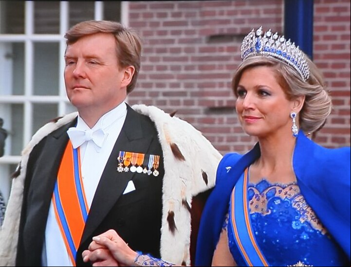 Em 2013, a rainha Beatriz abdicou do trono e seu filho, Guilherme Alexandre, iniciou seu reinado. O chefe de governo é o primeiro-ministro Dick Schoof. A contrário de outros países parlamentaristas europeus, a Holanda apresenta estabilidade política e só teve quatro premiês nos últimos 42 anos.