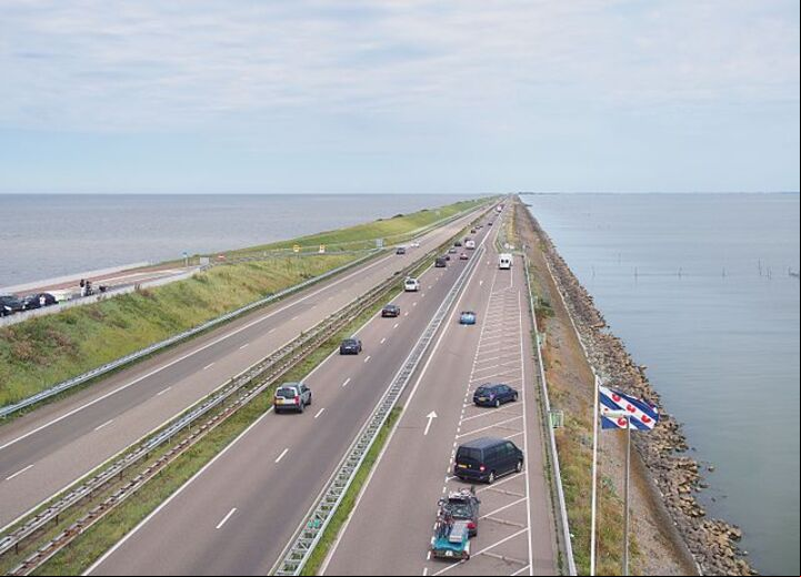 O maior dique do mundo é o Afsluitdijk (“grande divisor de águas”, em português), entre o norte da Holanda do Norte e a província da Frísia. Ele estende-se por 32 quilômetros e possui 90 metros de largura.