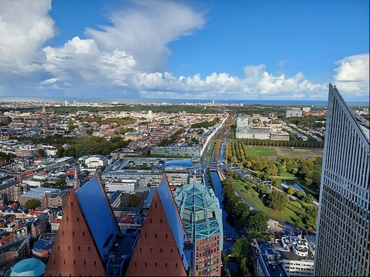 Amsterdã é a capital, mas a sede istrativa está em Haia, na província da Holanda do Sul. Na cidade está uma das propriedades da família real, o Palácio Noordeinde, onde o rei trabalha, e o parlamento.