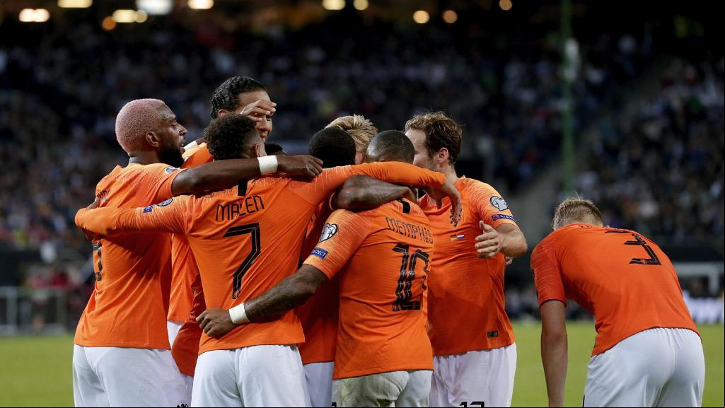 Mundialmente, a Holanda também ficou popular por sua seleção de futebol. Embora nunca tenha conquistado a Copa do Mundo - foi três vezes vice-campeã -, a equipe virou referência em inovações táticas, especialmente com a chamada “Laranja Mecânica”, no Mundial de 1974, na Alemanha. Johan cruyff, ex-jogador e técnico morto em 2016, foi uma das personalidades mais influentes da história da modalidade.
