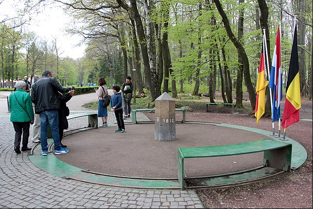 Para se ter uma ideia, o ponto mais alto dos Países Baixos é uma colina denominada Vaalserberg, apenas 323 metros acima do nível do mar. Ela constitui uma triplice fronteira entre Holanda, Bélgica e Alemanha.