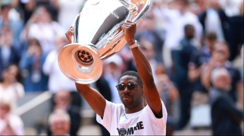 Dembélé ficou responsável por exibir o troféu, inédito na história do clube parisiense, antes do duelo entre Novak Djokovic e Cameron Dorrie 