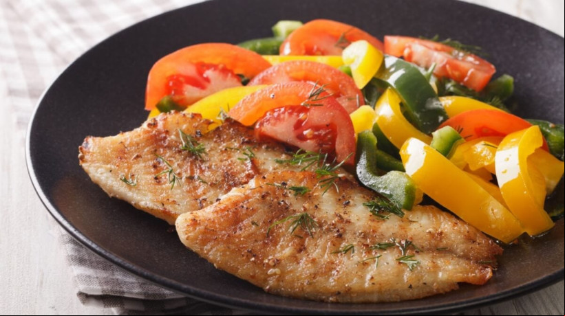 Filé de tilápia com vegetais salteados (Imagem: Sergii Koval | Shutterstock) 