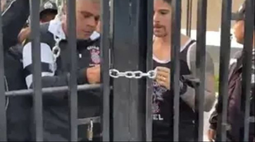 Torcidas organizadas do Corinthians invadiram a sede do clube nesta terça-feira, 3.  