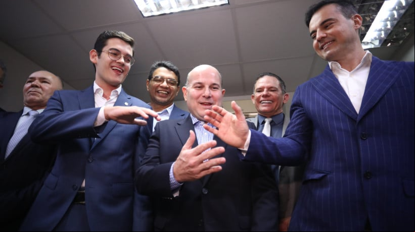 Oposição se reúne na Assembleia, com Wagner e Roberto Cláudio.