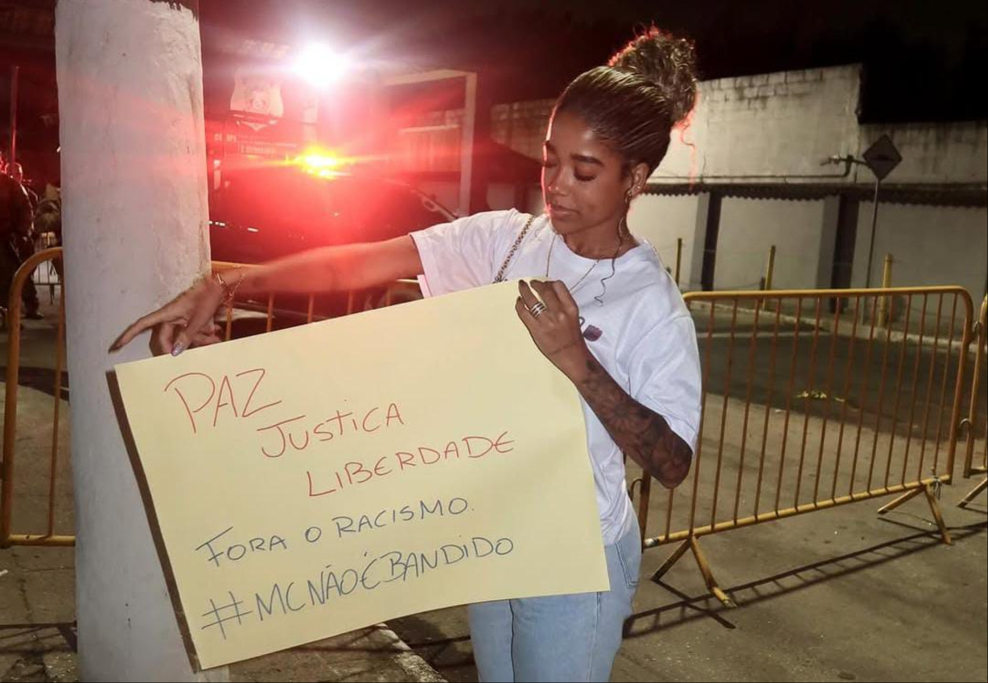 Viviane chegou a criticar a Polícia Civil e programar para esta terça, 3, um ato público na frente da prisão Bangu 3, no Rio de Janeiro, onde o marido está preso Viviane chegou a criticar a Polícia Civil e programar para esta terça, 3, um ato público na frente da prisão Bangu 3, no Rio de Janeiro, onde o marido está preso