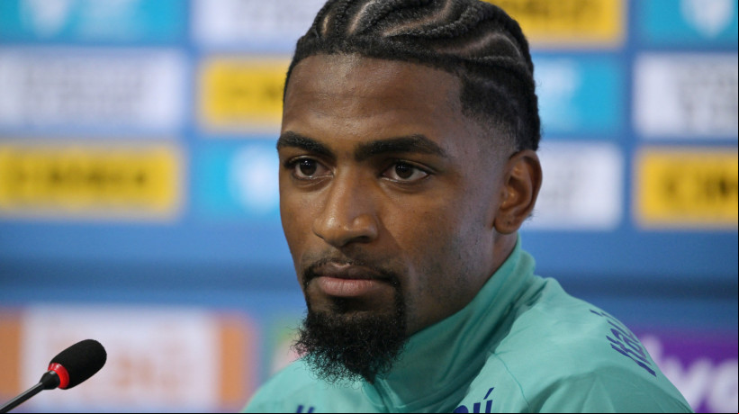 Zagueiro Alexsandro em entrevista coletiva da seleção brasileira