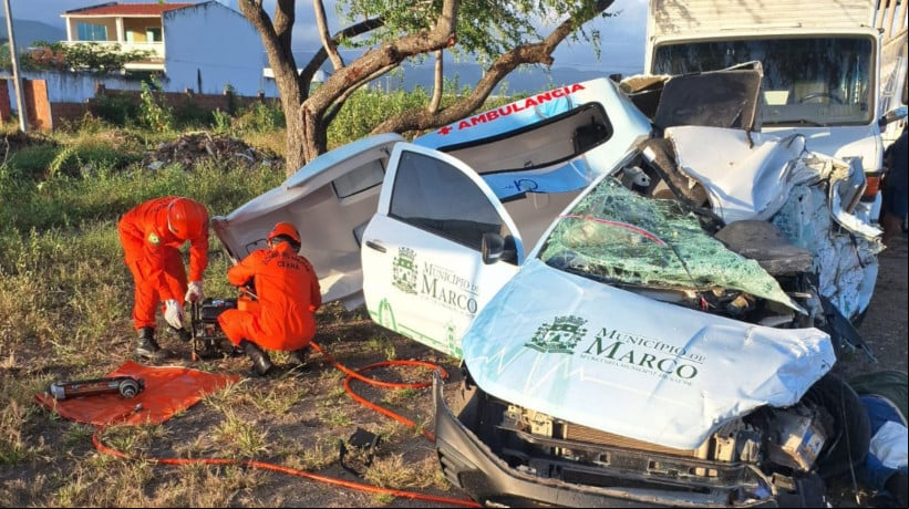 Quatro dos cinco ocupantes da ambulância morreram ainda no local do acidente