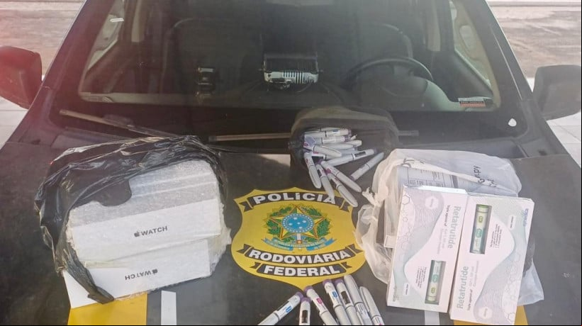 PRF apreende eletrônicos e medicamentos para emagrecimento durante fiscalização no quilômetro 159 da BR-116, em Russas