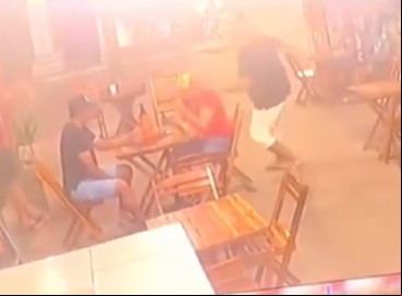 Câmeras de vigilância flagraram o momento em que um homem mata outro a facadas em um bar de Quixadá na noite desse sábado, 7 