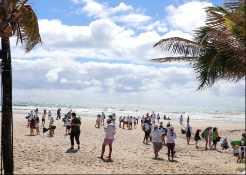 Mutirão para a limpeza da faixa de areia da Praia do Futuro