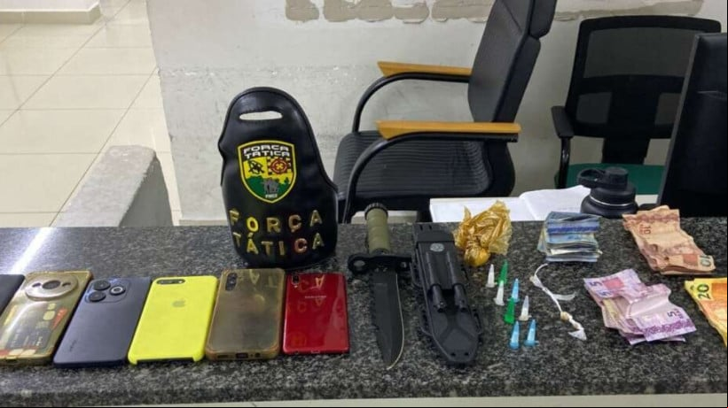 Os suspeitos responderam por diversos crimes, incluindo cárcere privado, tortura, roubo, tráfico de drogas e participação em organização criminosa.