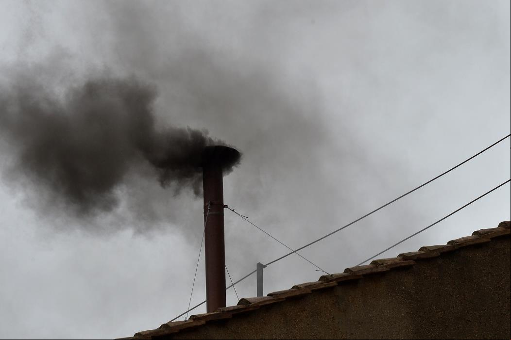 TOPSHOTSBlack smoke rises from the chimney on the roof of the Sistine Chapel meaning that cardinals failed to elect a new pope in the second ballot of their secret conclave on March 13, 2013 at the Vatican. AFP PHOTO / VINCENZO PINTO