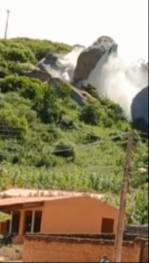Rocha de maior comprimento foi cortada ao meio e rolou por uma montanha, chamando atenção dos moradores 