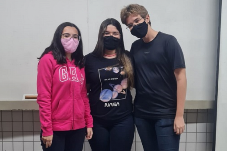 Da direita para a esquerda: Lara Barbosa, Yasmim Azevedo e Ricardo Oliveira, estudantes que participaram da descoberta
