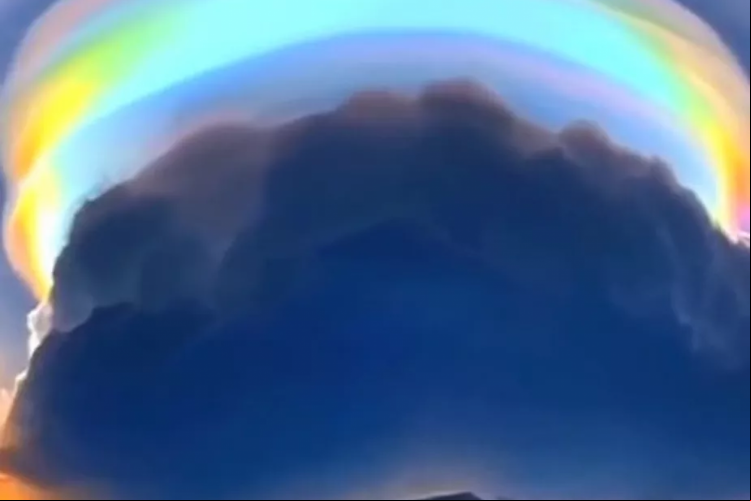 Registros da nuvem de topo colorido nos céus da cidade chinesa de Haikou viralizaram nas redes sociais; fenômeno ocorre quando a luz do sol interage com cristais de gelo em nuvens do tipo píleo iridescente