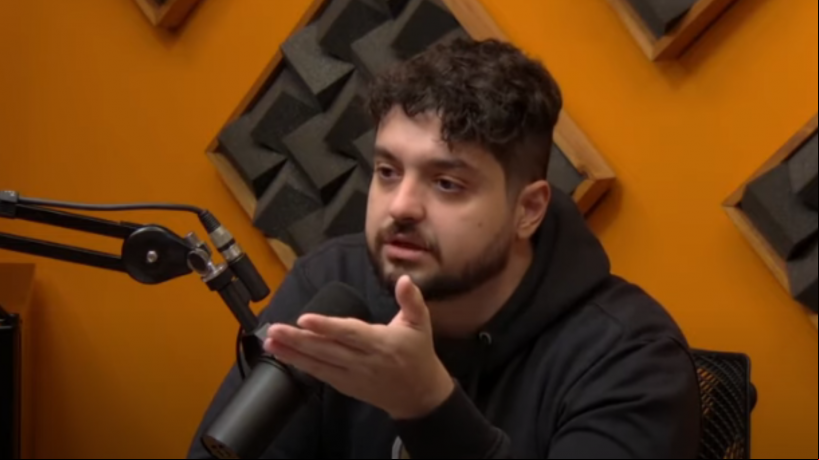 Monark durante entrevistano podcast