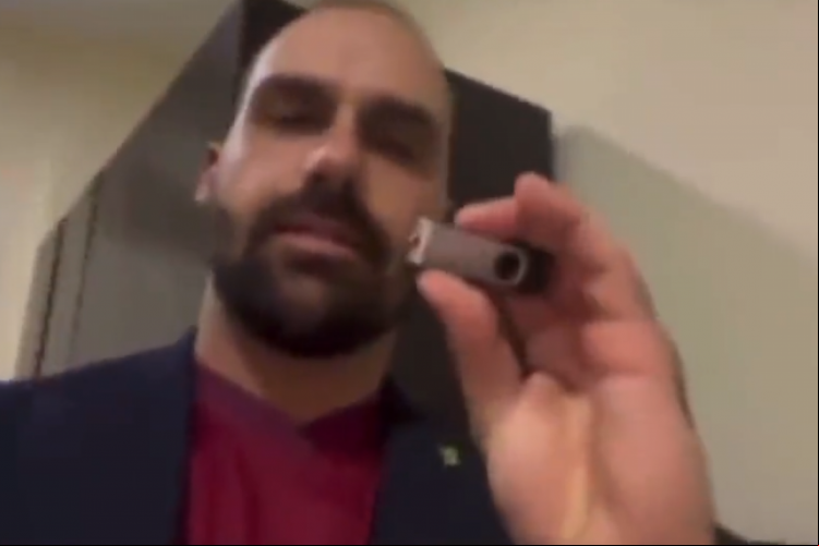 Eduardo Bolsonaro aparece em vídeo dizendo que foi ao Catar levar pen drivers explicando a situação do Brasil.
