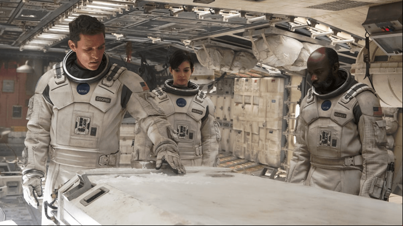 Filmes de ficção científica geralmente exploram cenários futurísticos e tecnologias avançadas (Imagem: Reprodução Digital | Warner Bros)