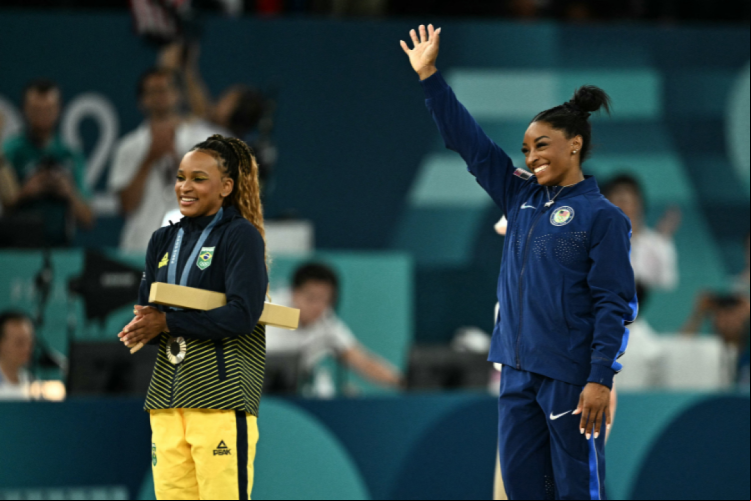 Rebeca Andrade e Simone Biles disputaram diretamente pelas primeiras posições nas Olimpíadas de Paris-2024.