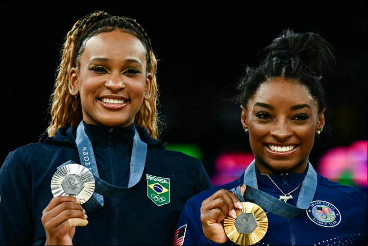 Rebeca Andrade e Simone Biles.