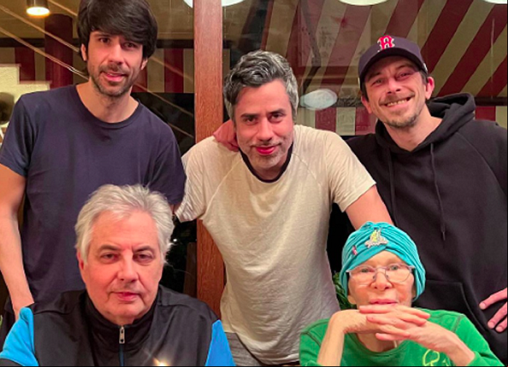 Nos últimos anos, enquanto tratava da doença, Rita Lee viveu em um sítio no interior de São Paulo com a família. Ela e Roberto tiveram três filhos juntos: Beto, João e Antônio.