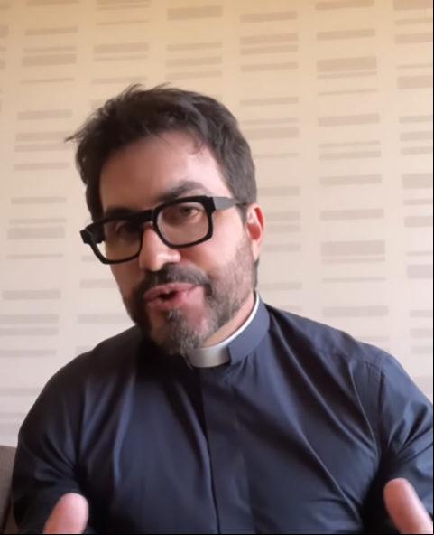 Diante da insistência do espectador, o padre pausou o evento e pediu mais respeito a ele e ao público presente. O ocorrido trouxe à tona um debate on-line sobre como deve ser a interação entre artistas e público.