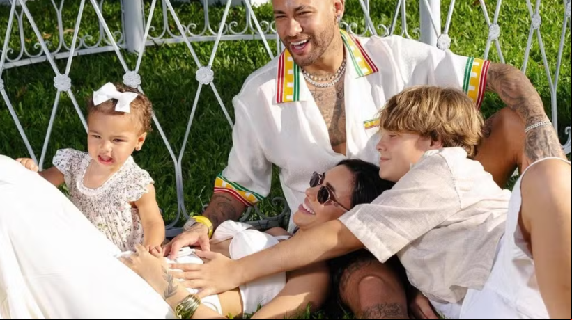 Neymar, Bruna Biancardi, a filha do casal Mavie e o primeiro filho do jogador, Davi Lucca posaram para fotos no dia da festa de revelação do gênero da nova bebê