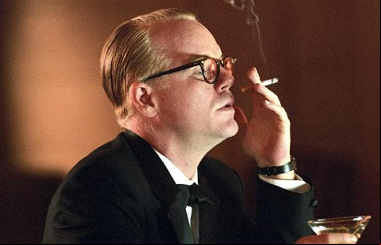 Seymour reproduziu com fidelidade os trejeitos, a voz, até a maneira como o escritor segurava o cigarro. Além do Oscar, ganhou Globo de Ouro, BAFTA e Screen Actors Guild. Talento derrotado pelas drogas, foi encontrado morto em casa, aos 46 anos, com uma agulha no braço.