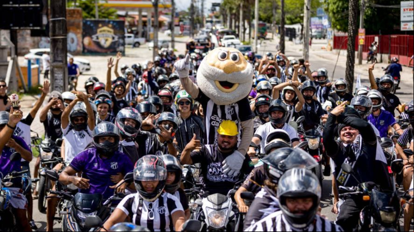 Festa alvinegra percorreu 10 km, da Arena Castelão à sede do clube, em manhã de comemoração