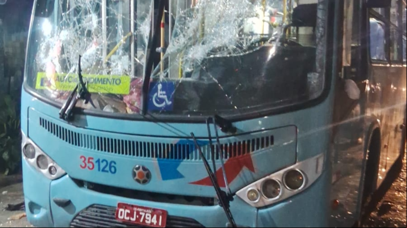 Um ônibus foi apedrejado na Barra do Ceará