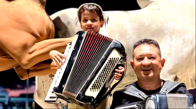 Fã de Luiz Gonzaga, cearense de 8 anos aprende a tocar sanfona em 3 meses. Na foto, o pequeno José Henrique e seu pai "Berg do Acordeon"