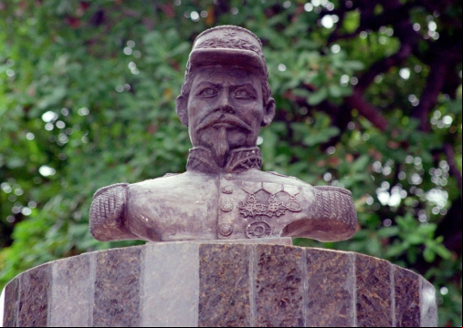 Na foto, a estÃ¡tua de General Sampaio. Foto: FÃ¡bio Lima / O POVO, em 02/02/1998