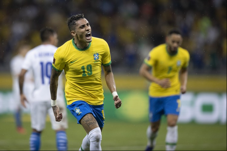 Atacante Raphinha comemora gol no jogo Brasil x Paraguai, no Mineirão, pelas Eliminatórias