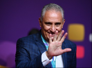 Técnico Tite, da seleção brasileira, acena na chegada ao sorteio de grupos da Copa do Mundo 2022, em Doha, no Catar 